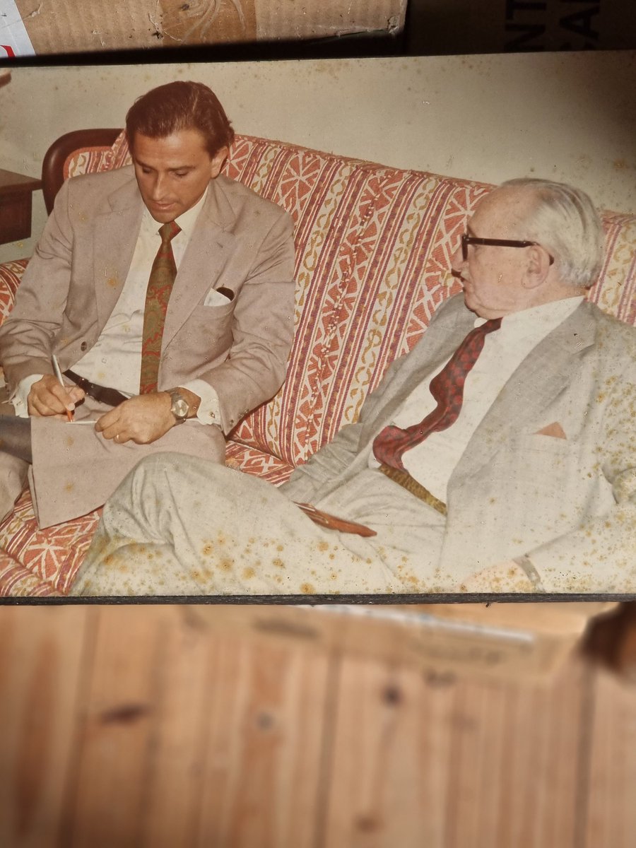 En el Hotel Princesa de Madrid cuando lo conocí a Hayek en 1978, siendo rector de ESEADE lo invité y aceptó presidir el Consejo Académico de esa casa de estudios: