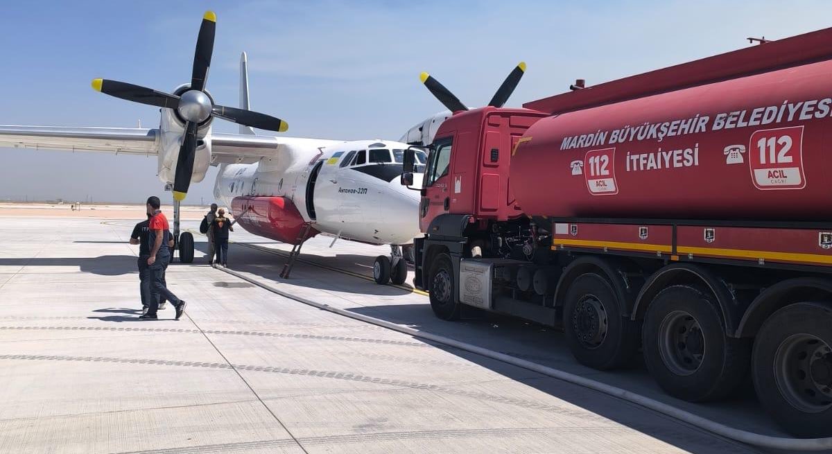MardinBuyukshr's tweet photo. BÜYÜKŞEHİR BELEDİYEMİZDEN HATAY’A DESTEK🚒

Hatay’ın Antakya ilçesinde çıkan orman yangınına karşı yürütülen çalışmalara destek amacıyla;
🚒 4 su ikmal aracı,
👨‍🚒 8 personel ile Mardin Büyükşehir Belediyesi İtfaiye Daire Başkanlığımıza bağlı ekipler bölgeye sevk edildi.

Ekiplerimiz, yangın söndürme çalışmalarında aktif olarak görev almakta; hem sahada müdahalede bulunmakta hem de hava araçlarının su ikmaline destek sağlamaktadır.