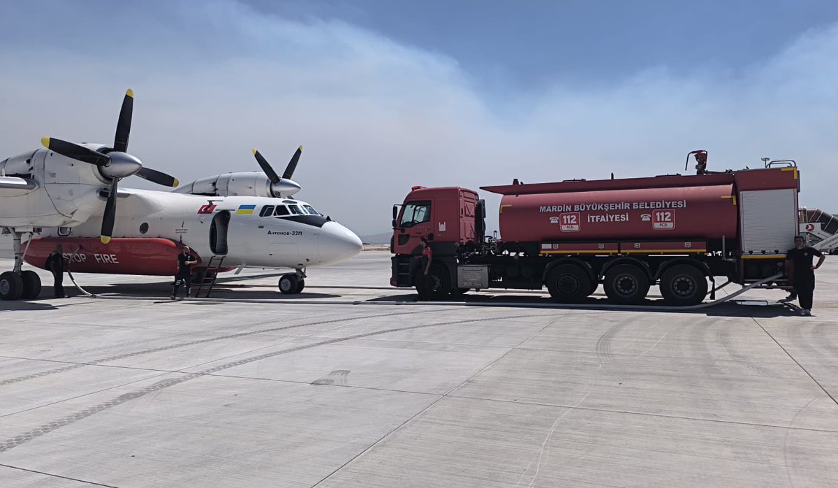 MardinBuyukshr's tweet photo. BÜYÜKŞEHİR BELEDİYEMİZDEN HATAY’A DESTEK🚒

Hatay’ın Antakya ilçesinde çıkan orman yangınına karşı yürütülen çalışmalara destek amacıyla;
🚒 4 su ikmal aracı,
👨‍🚒 8 personel ile Mardin Büyükşehir Belediyesi İtfaiye Daire Başkanlığımıza bağlı ekipler bölgeye sevk edildi.

Ekiplerimiz, yangın söndürme çalışmalarında aktif olarak görev almakta; hem sahada müdahalede bulunmakta hem de hava araçlarının su ikmaline destek sağlamaktadır.