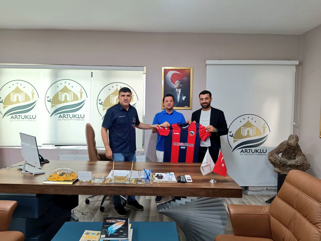 Mardin 1969 Spor Kulübü Başkanı Rıdvan Aşar ve Yönetim Kurulu Üyesi Abdulhalim Duyan, Artuklu İlçe Milli Eğitim Müdürümüz Sayın Mehmet Emin Duyan'ı makamında ziyaret ederek kulüp forması hediye ettiler. Nazik ziyaretleri için kendilerine teşekkür ediyor, başarılar diliyoruz.