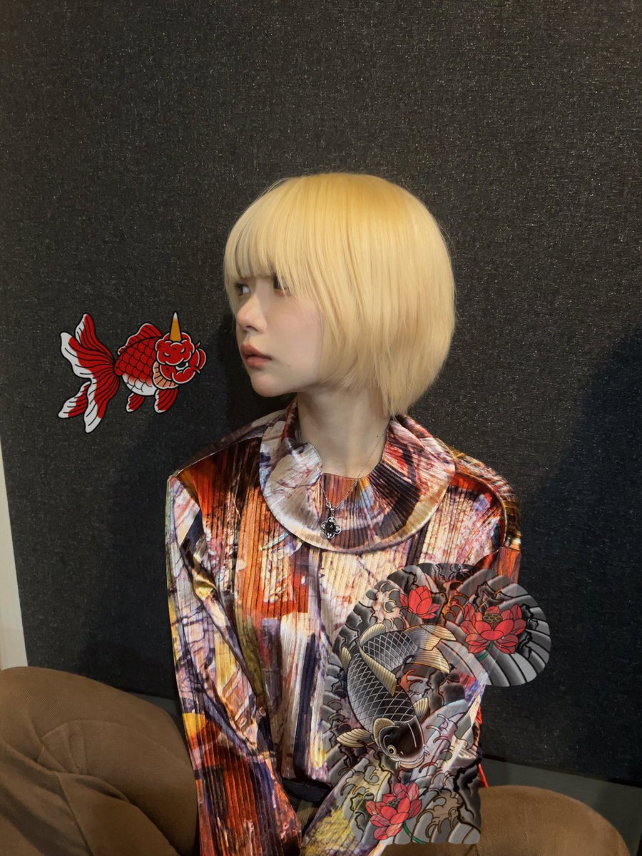 hnknic's tweet image. ネックレス：おばあちゃんのおさがり
トップス：大阪の婦人用コーナーで300円
パンツ：アユニちゃんのおさがり
顔面：私