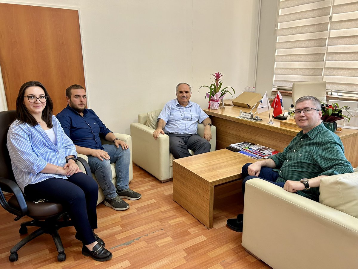 Üniversitemiz Genel Sekreteri Sayın İhsan CERAN merkezimizi ziyaret etti. Ziyaret kapsamında merkez müdürümüz olarak atanan Prof. Dr. Fikret YAMAN’ı tebrik etti ve merkezimizin yürüttüğü çalışmalar hakkında bilgi aldı. Sayın İhsan CERAN’a nazik ziyareti için teşekkür ederiz.