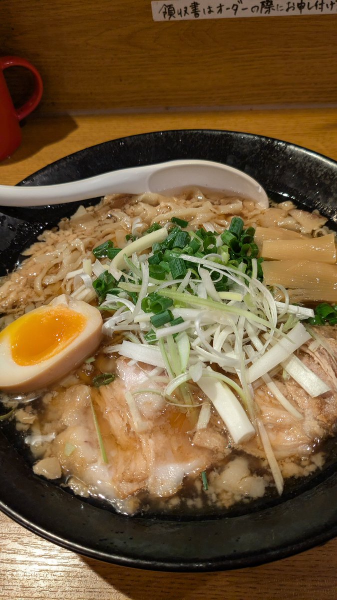 boyasancamp's tweet photo. 恵比寿ブタメン大網本店
ネギ中華

この間食ってうめかったからリピート
正直ピロピロ麺はあまり好きくないけどそれでも食いたいと思わせるスープが美味い！
ベロベロに酔って〆に食いたい！
そんな感じの一杯でごぜーやす👍 https://t.co/RQd8lTV7RV