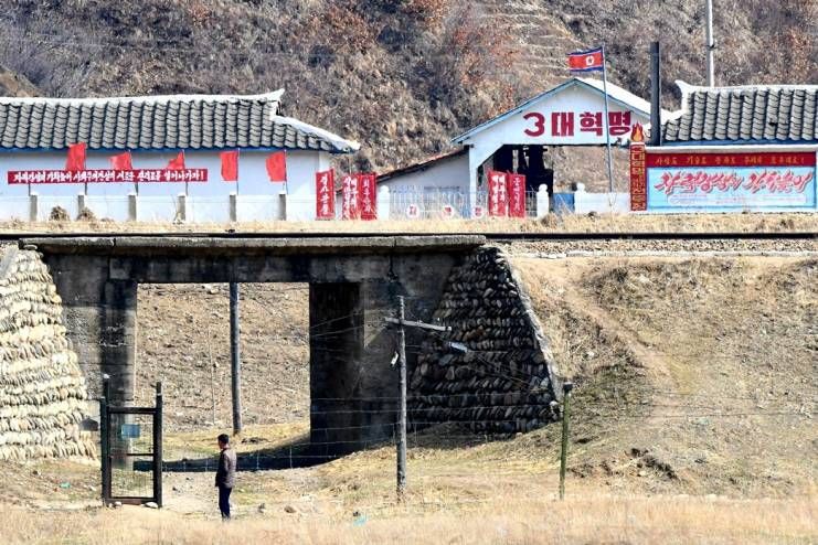 #NorthKorea organized a special lecture for artists at the prestigious Mansudae Art Studio to demand their ideological allegiance amid concerns about private art sales and “capitalist thinking.” buff.ly/eSIA7gG