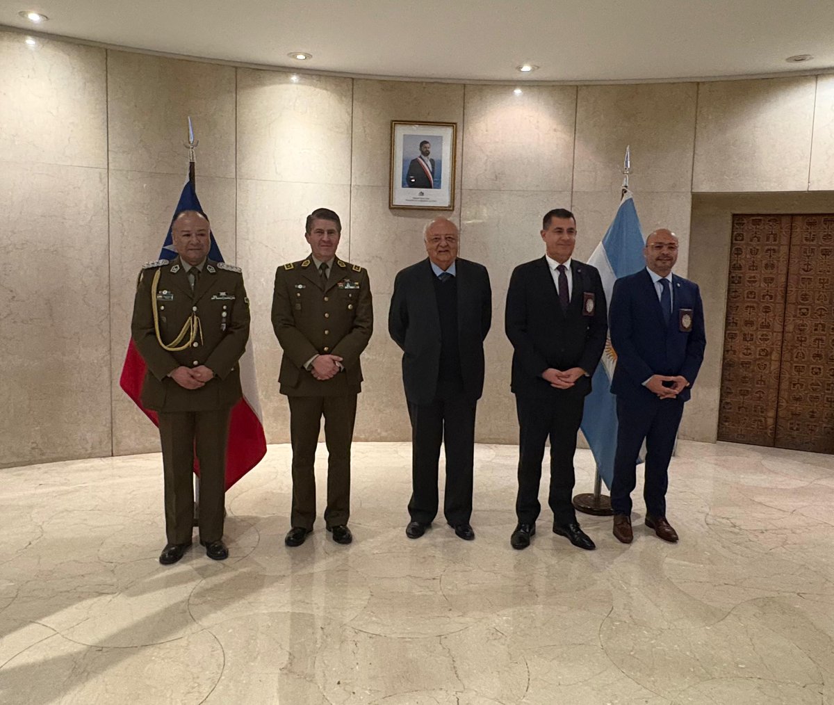 #Argentina: El Director Nacional de Orden y Seguridad, General Inspector Rodrigo Espinoza, participa en el “V Encuentro de Alto Nivel de la Estrategia Triángulo Sur”, realizado en Buenos Aires y que convoca a autoridades de diferentes países.
#OrdenyPatria