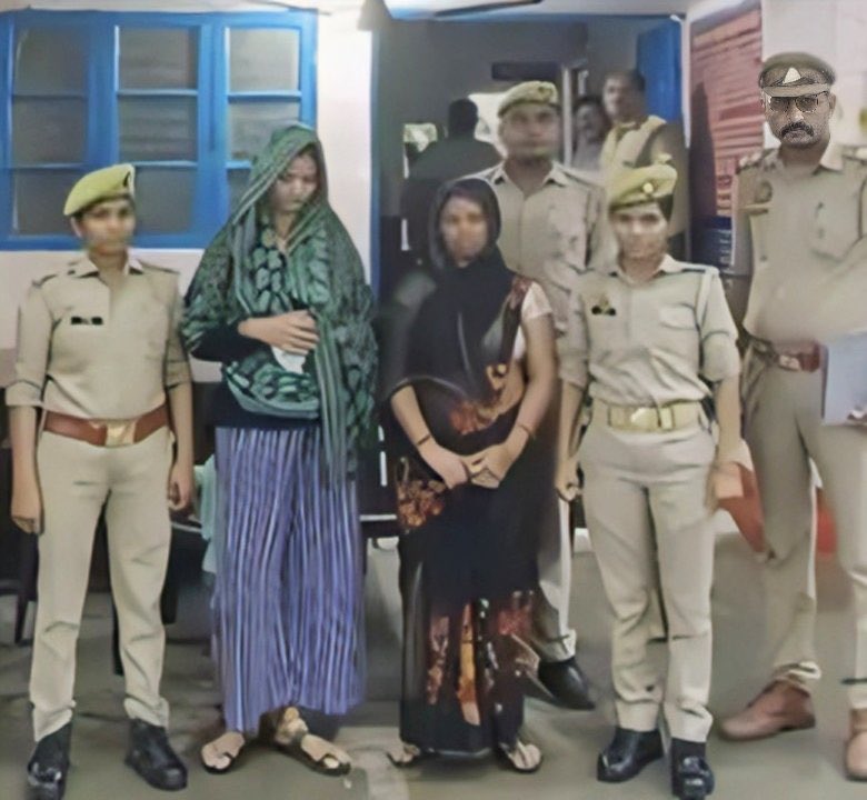 संस्कारी महिलायें कौनसा रिकॉर्ड बना रही हैं ये?

उत्तर प्रदेश के झाँसी में रिश्तों को शर्मसार कर देने वाला मामला सामने आया है। 8 बीघा ज़मीन के लालच में एक बहू ने न सिर्फ अपनी सास की हत्या कराई, बल्कि इस पूरी साज़िश की परतें खुलने पर रिश्तों की हैरान कर देने वाली दास्तान सामने आई