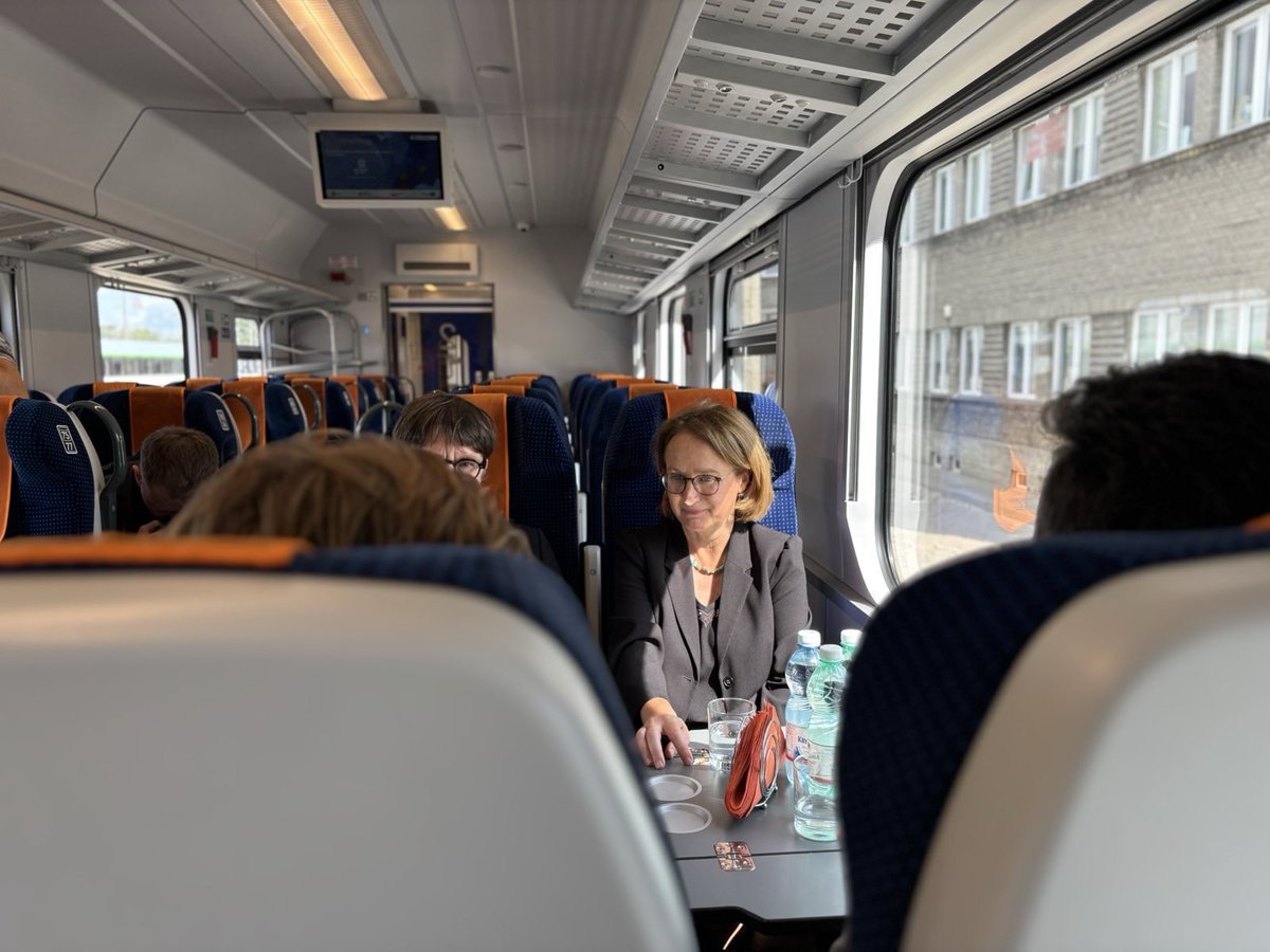EU_reforms's tweet photo. The railway transport sector in Poland will benefit from  RRF funding for:
✅ Upgrade of 500 km of railway lines
✅ 77 train units for regional lines
✅ Investments to increase the capacity of intermodal trans-shipment   terminals
✅ Digital solutions https://t.co/Tz7BqabyKj