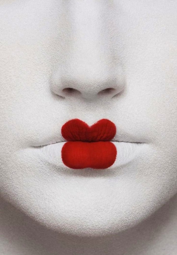 SexxxoSentido's tweet image. En Kioto, donde los cerezos sangran pétalos al viento, Sakura artista sublime, experta en múltiples artes escénicas, geisha de labios carmesí, vivía en un torbellino de seda y silencio. Su dulzura era un veneno suave, su sumisión un arte que ocultaba un fuego indómito. Su…