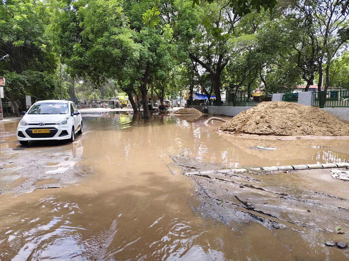 Saumyacritic's tweet photo. While going from Sector 31 Polyclinic to the #Sector40, #waterlogging was manageable, but the potholes on the road made my journey extremely difficult and #unsafe. @DC_Gurugram @cmohry @NayabSainiBJP @MunCorpGurugram @OfficialGMDA @Rao_InderjitS @RaoNarbir #gurugram https://t.co/qPh8MBgSBg