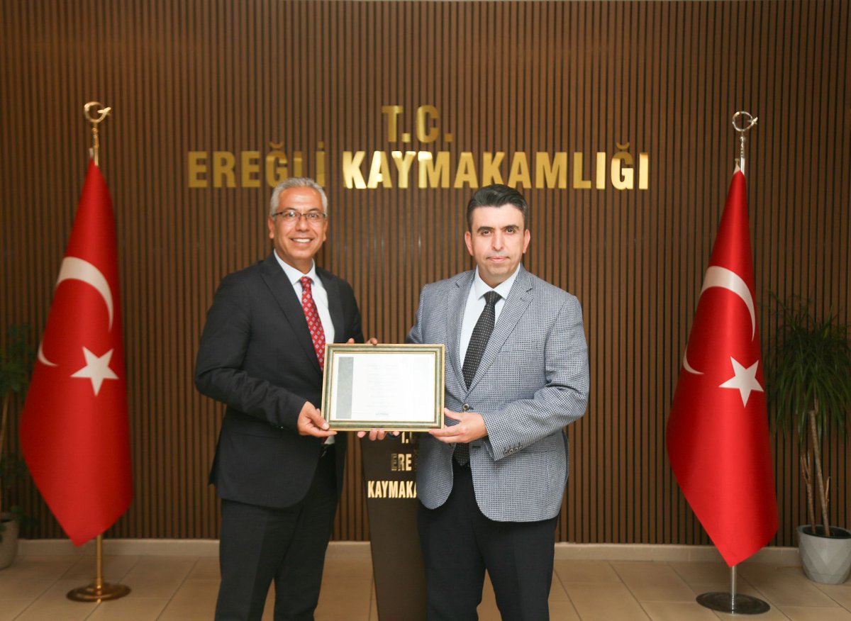 ereglikaymakam's tweet photo. Ereğli Belediye Başkanı sayın Ümit AKPINAR, Kaymakamımız sayın Murat EREN'e makamında hayırlı olsun ziyaretinde bulunarak, Kaymakamımız adına dikilen 59 adet Fidan Dikim Sertifikasını takdim etti.
 @Murat_Eren https://t.co/SeFGbxtqIq