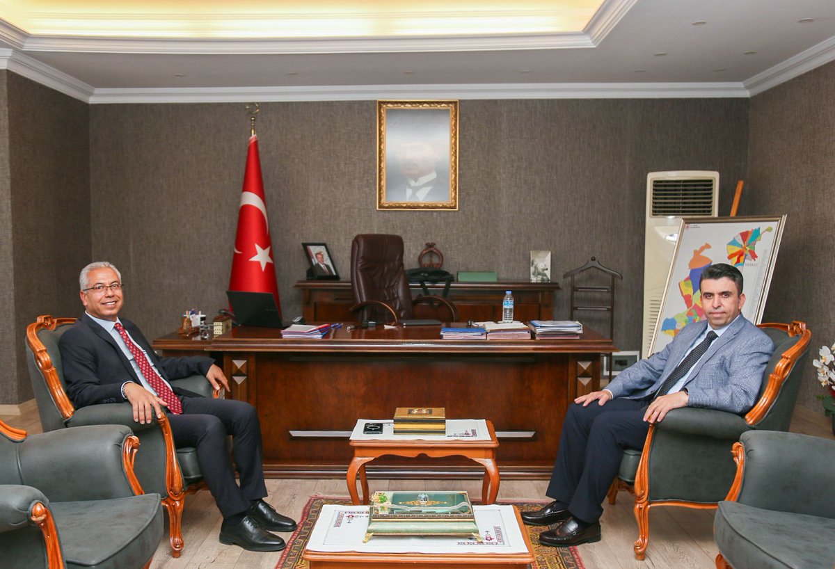 ereglikaymakam's tweet photo. Ereğli Belediye Başkanı sayın Ümit AKPINAR, Kaymakamımız sayın Murat EREN'e makamında hayırlı olsun ziyaretinde bulunarak, Kaymakamımız adına dikilen 59 adet Fidan Dikim Sertifikasını takdim etti.
 @Murat_Eren https://t.co/SeFGbxtqIq
