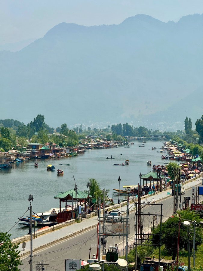 UPDATEDKASHMIR's tweet photo. Captivating #DalLake shimmers under the summer sun, cradled by the majestic Zabarwan mountains — a scene straight out of a dream.
This is #Srinagar at its finest.
Come, breathe in the beauty and let #Kashmir steal your heart.
#IncredibleIndia #KashmirCalling https://t.co/lw7ebSv7G6