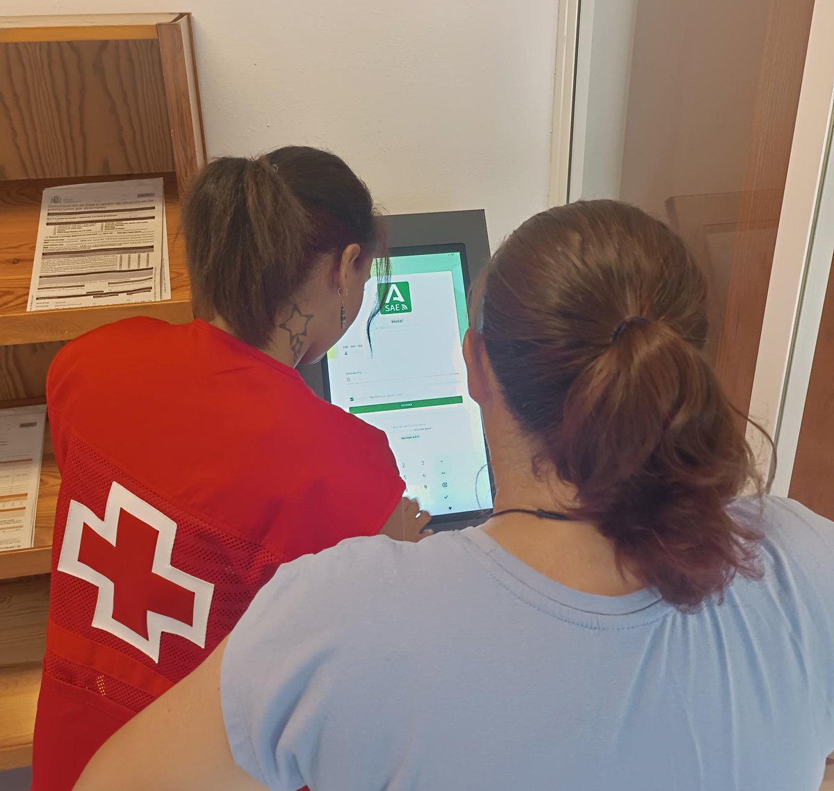 CruzRojaSevilla's tweet photo. Esta semana, el voluntariado de #Click_A ha estado en Guadajoz, acompañando y apoyando a los participantes del municipio con la renovación de la demanda de empleo. Un paso más para facilitar su búsqueda activa de trabajo. https://t.co/l5lxD3vsUF