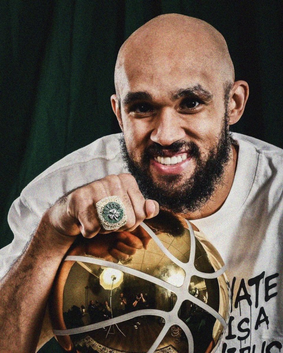 Celtics_Fra's tweet photo. Aujourd’hui c’est l’anniversaire du divin chauve !👨‍🦲 

Happy birthday @Dwhite921 💚🎂 https://t.co/Dyqd5rAXb4