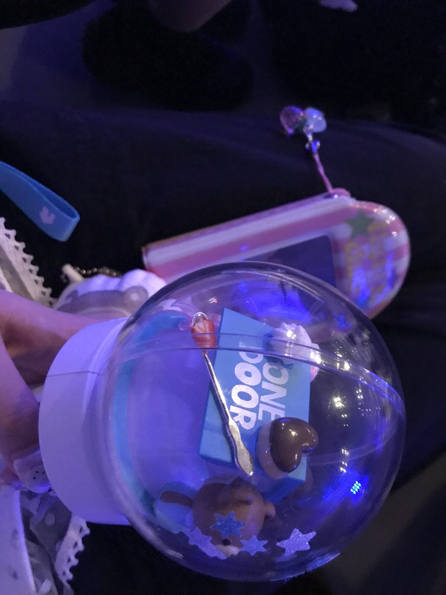 nroeven's tweet photo. 私は現場に入る度にペンラのデコ変わっているの♩でもデコテーマはずっと＂パフェ🍨🍓＂です🎹今回とか2枚目にスプーン🥄付いてるのとかありえないので見てねー（笑） https://t.co/7PTLIHNH05