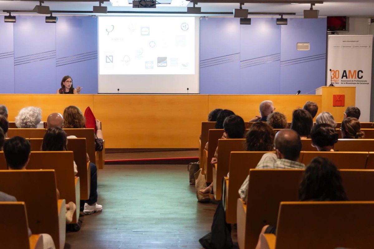 amc_museologia's tweet photo. 🎉Ahir vam presentar el 5è Manual de Museologia al @mhistoriacat 
Gràcies a l’@annaalcubierre per aquesta eina inspiradora, a la Hble. Sra. Consellera @shalmodovar i al Sr. Josep Maria Carreté pel suport. També al director @jrdprincipal per acollir-nos tan bé. 
📚Seguim avançant! https://t.co/cENzjebIxA