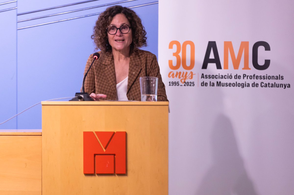 Associació de Professionals de la Museologia (@museolegs) on Twitter photo 🎉Ahir vam presentar el 5è Manual de Museologia al <a href="/mhistoriacat/">Museu d'Història</a>
Gràcies a l’<a href="/annaalcubierre/">Anna Alcubierre</a> per aquesta eina inspiradora, a la Hble. Sra. Consellera <a href="/shalmodovar/">Sònia Hernández</a> i al Sr. Josep Maria Carreté pel suport. També al director <a href="/jrdprincipal/">Jordi Principal</a> per acollir-nos tan bé.
📚Seguim avançant! 🎉Ahir vam presentar el 5è Manual de Museologia al <a href="/mhistoriacat/">Museu d'Història</a>
Gràcies a l’<a href="/annaalcubierre/">Anna Alcubierre</a> per aquesta eina inspiradora, a la Hble. Sra. Consellera <a href="/shalmodovar/">Sònia Hernández</a> i al Sr. Josep Maria Carreté pel suport. També al director <a href="/jrdprincipal/">Jordi Principal</a> per acollir-nos tan bé.
📚Seguim avançant!
