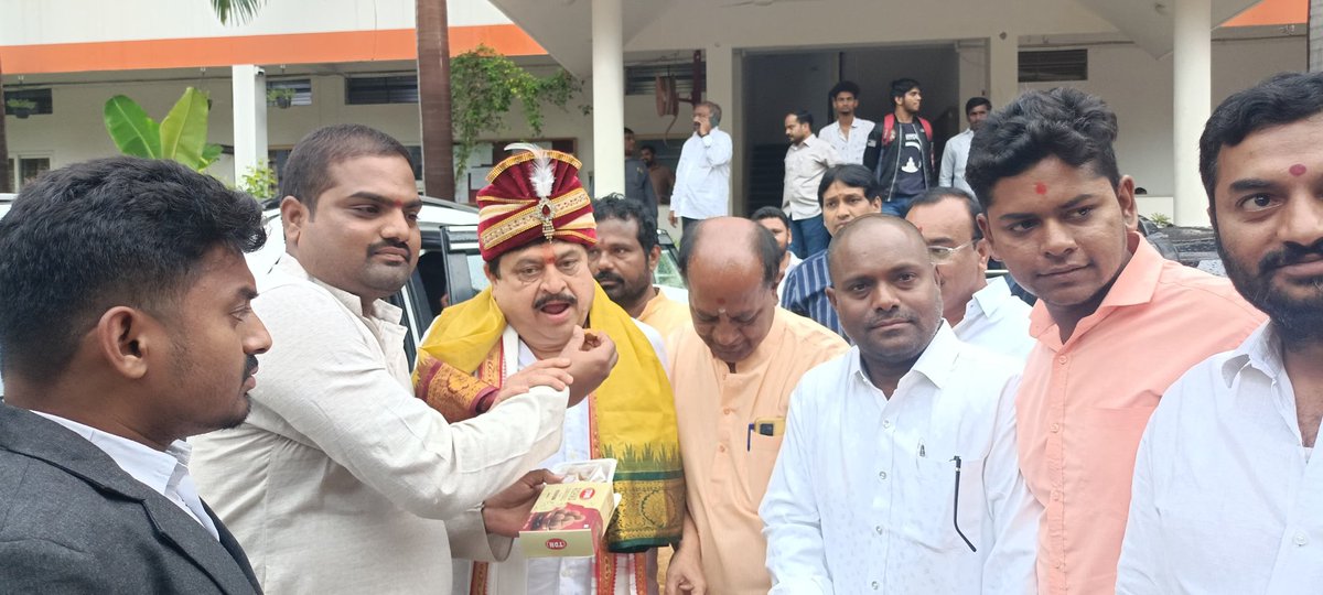 jonnakunti's tweet photo. Felicitated newly Elected State BJP President Naraparaju Ramchander Rao garu Today conveyed best wishes
@N_RamchanderRao @BJP4Telangana @VikasGodas @LaxmikanthGodha @SumiranKV 
@kishanreddybjp @bandisanjay_bjp @drlaxmanbjp @KVishReddy @RaghunandanraoM @Arvindharmapuri @Aruna_DK https://t.co/8zw4xRe04u