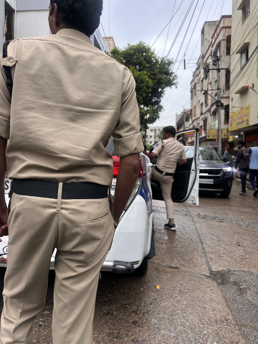 pavandayma90's tweet photo. @CYBTRAFFIC @hydcitypolice @HYDTP @BJP4Telangana @KTRoffice @KTRBRS 
Police person parked the vehicle exactly at left turning on road at Shivaji circle Chaitanyapuri, causing inconvenience to other vehicles turning towards left. When confronted he started clicking photos https://t.co/rmP3fuNIuL