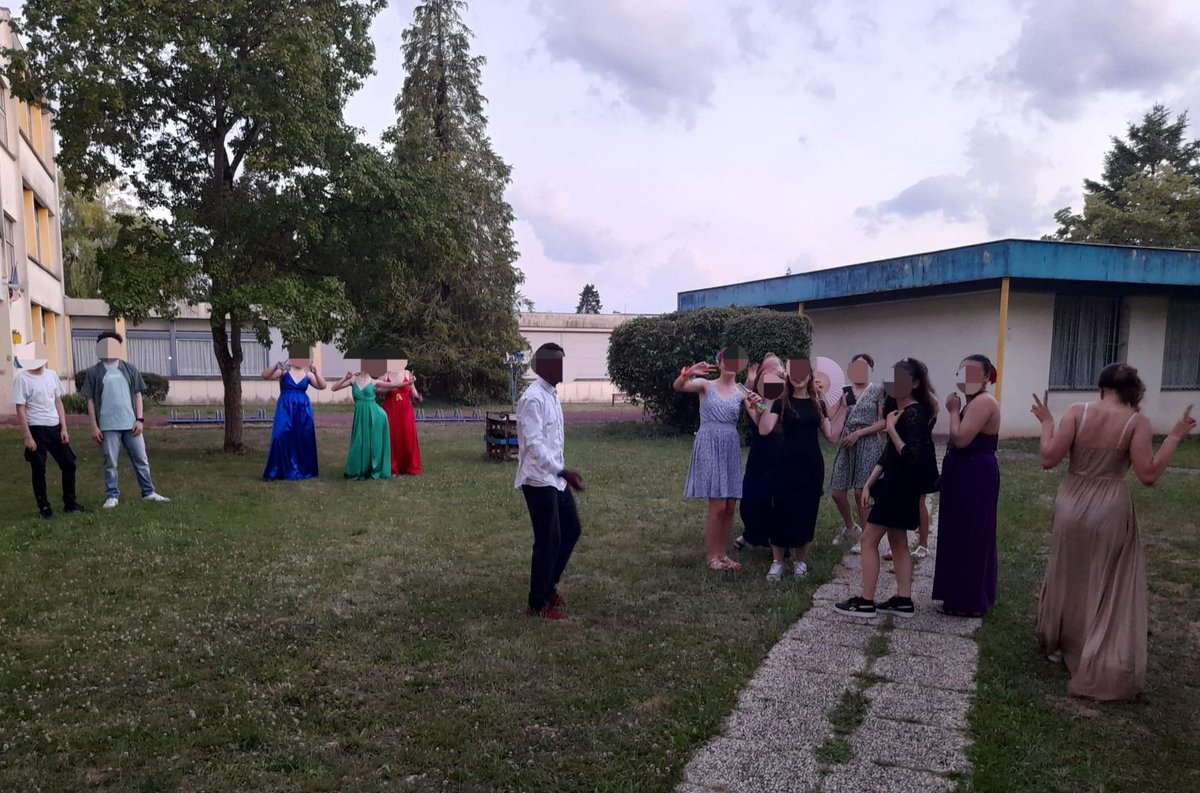 🎓✨ Une soirée inoubliable!
Le bal de promo du collège a réuni les élèves de 3️⃣ème pour célébrer ensemble la fin de leur parcours au collège et la fin des épreuves du DNB.Ambiance festive 🎊, tenues élégantes, sourires et souvenirs💃🕺Bravo à tous et bonne route pour la suite!🌟