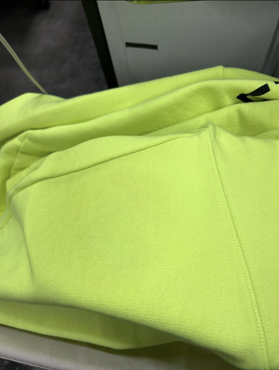 アルカリ変色であろう
蛍光色系によくある現象

染み抜き→アルカリ抜き洗いで全部取り

#vetements