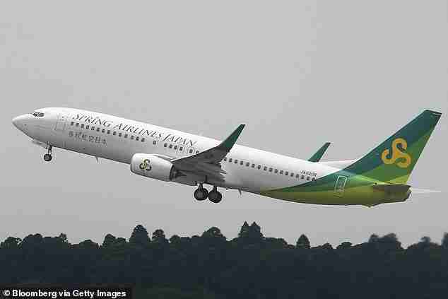 thandojo's tweet image. A #SpringAirlines flight Boeing 737 departed from #Shanghai Pudong Airport in China and was on its way to #Tokyo Narita Airport in Japan ,had to make an emergency landing after the plane dropped nearly 26,000 feet.