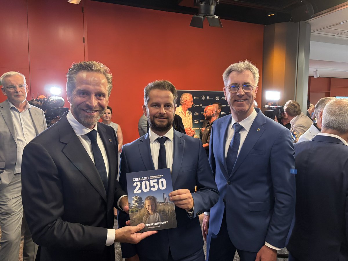 ajflach's tweet image. Zeeland in 2050
Uit handen van CdK @hugodejonge en gedeputeerde @HarryvdMaas kreeg ik bij de Zeeuwse zomerontmoeting in @nieuwspoort het verhaal van Zeeland 2050. Met duidelijke wensen en kansen, maar ook met knelpunten en vragen aan het Rijk.