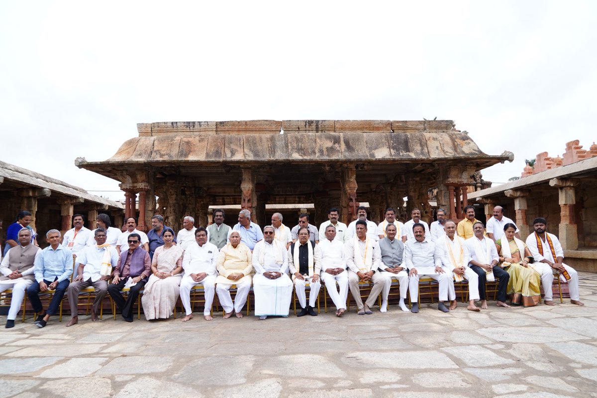 ಚಿಕ್ಕಬಳ್ಳಾಪುರ ಜಿಲ್ಲೆಯ ನಂದಿಬೆಟ್ಟದಲ್ಲಿ ನಡೆಯುವ ವಿಶೇಷ ಸಚಿವ ಸಂಪುಟ ಸಭೆಗೆ ತೆರಳುವ ಮುನ್ನ ಇತಿಹಾಸ ಪ್ರಸಿದ್ಧ ಶ್ರೀ ಭೋಗ ನಂದೀಶ್ವರ ದೇವಸ್ಥಾನಕ್ಕೆ ಮಾನ್ಯ ಮುಖ್ಯಮಂತ್ರಿ ಸಿದ್ದರಾಮಯ್ಯ ರವರೊಂದಿಗೆ ಭೇಟಿ ನೀಡಿ, ನಂದೀಶ್ವರನ ದರ್ಶನ ಪಡೆದು, ಪೂಜೆ ಸಲ್ಲಿಸಲಾಯಿತು.