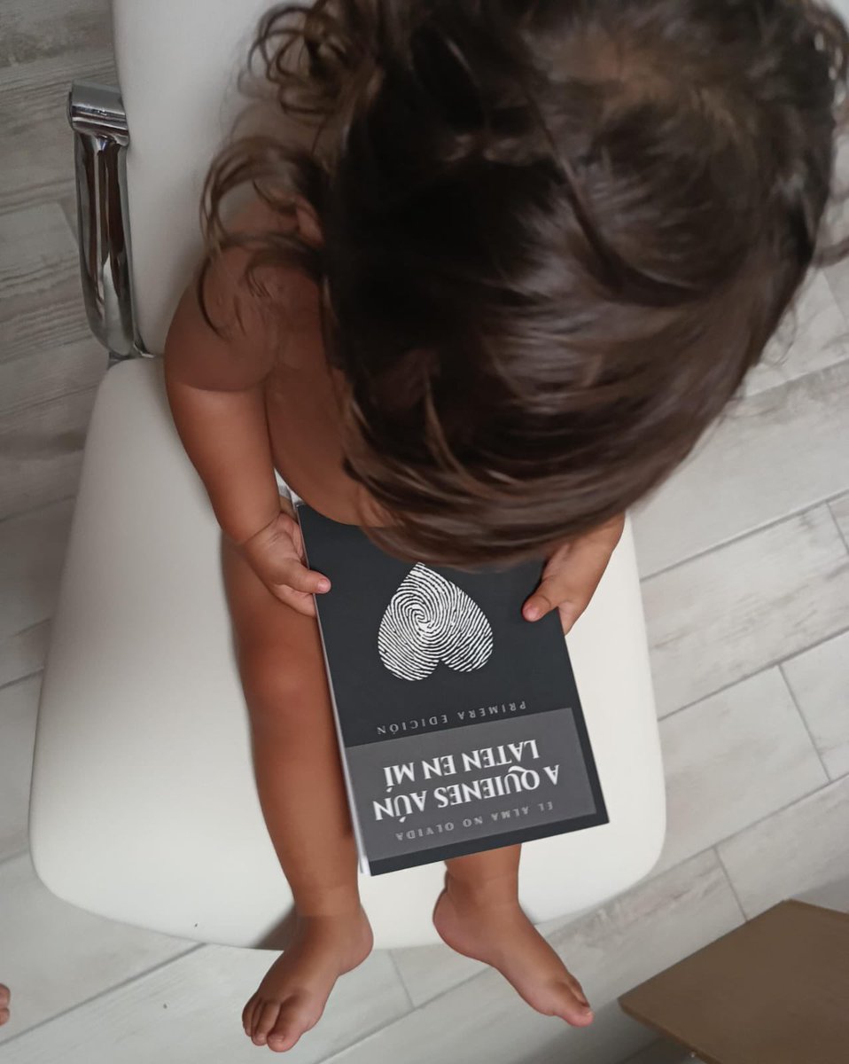 TMoberto's tweet photo. No sé cuánta gente puede cumplir sus sueños.
Ni cuántos pueden, siquiera, luchar por ellos.
Pero hoy, yo cumplí uno.
Mi primer libro ya está en manos de alguien.
En la otra punta del mundo.
Silvi Marina, Italia.
Por mí. Y por todos los que alguna vez soñaron conmigo. 🌍📖❤️ https://t.co/84qGrFso6s