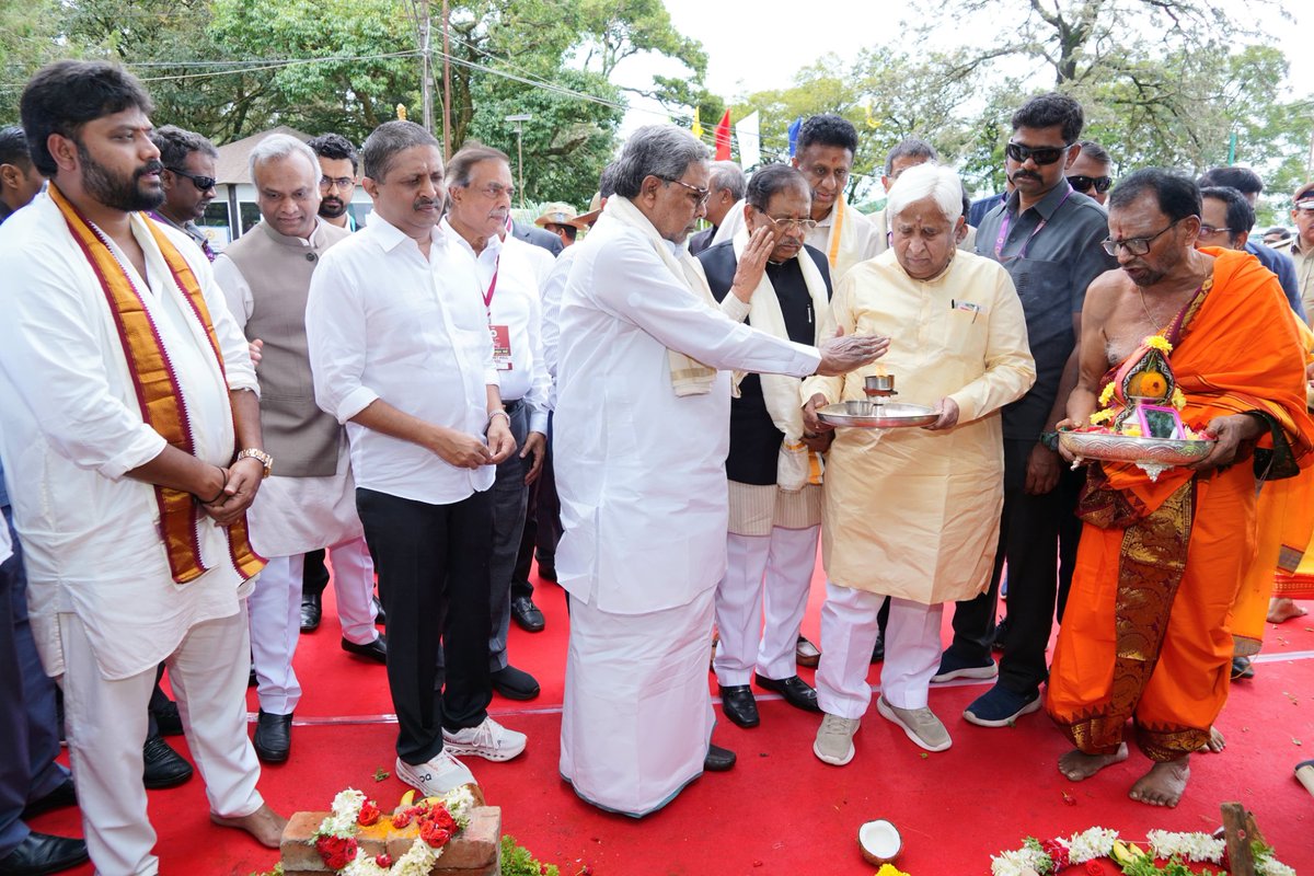 ಚಿಕ್ಕಬಳ್ಳಾಪುರ ತಾಲ್ಲೂಕಿನ ನಂದಿ ಗಿರಿಧಾಮದಲ್ಲಿ ಕರ್ನಾಟಕ‌ ಪೊಲೀಸ್ ವಸತಿ ಮತ್ತು ಮೂಲಭೂತ ಸೌಲಭ್ಯ ಅಭಿವೃದ್ಧಿ ನಿಮಗದಿಂದ ಪೊಲೀಸ್ ಠಾಣೆ ಕಟ್ಟಡ ಹಾಗೂ ಕೆ.ಎಸ್.ಟಿ.ಡಿ.ಸಿ "ಮಯೂರ ಪೈನ್‌ಟಾಪ್ ಸನ್‌ ರೈಸ್ ರೆಸ್ಟೋರೆಂಟ್" ನಿರ್ಮಾಣಕ್ಕೆ ಮಾನ್ಯ ಮುಖ್ಯಮಂತ್ರಿ ಸಿದ್ದರಾಮಯ್ಯ ರವರೊಂದಿಗೆ ಜೊತೆಗೂಡಿ ಶಂಕುಸ್ಥಾಪನೆಯನ್ನು ನೆರವೇರಿಸಲಾಯಿತು.