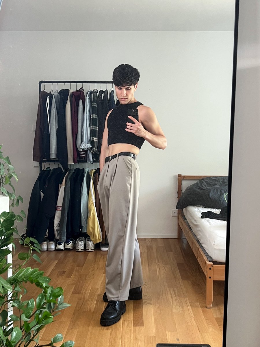 Gestern hat die Stadt Frankfurt anlässlich des CSDs einen Empfang im Rathaus ausgerichtet.

Neben vielen anderen Menschen, die sich queerpolitisch in Frankfurt engagieren, war auch ich eingeladen.

Das hier war mein Outfit. Ich dachte so: business but queer it up!