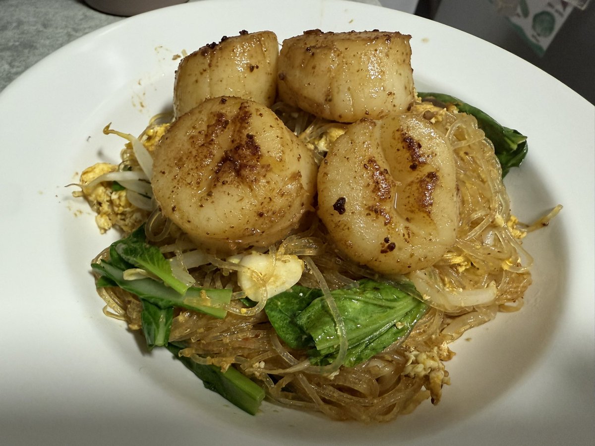 Maiden attempt for tonight’s dinner: mee siam goreng with pan-seared scallops. No, I don’t rely on pseudo-science and quack logic to claim Hokkaido scallops are too radioactive for consumption only to contradict myself by consuming them. 😉