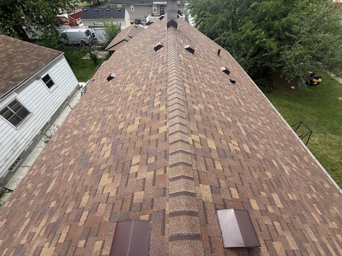 brightview_Cstr's tweet photo. Just finished a beautiful Owens Corning Duration® Shingles install in Desert Rose — rich earthy reds &amp; warm tones that boost curb appeal! 🏡

Trust Brightview Construction, your local Owens Corning Preferred Contractor. Free estimates: (734) 512-6546

#Roofing #OwensCorning #Home https://t.co/VGY1TlV1yY
