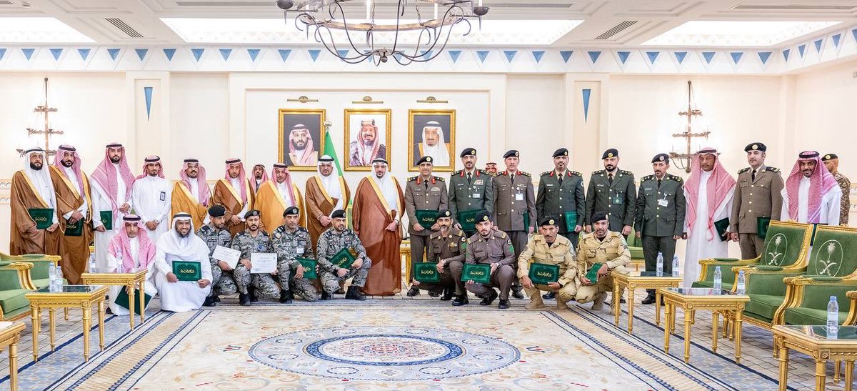 EmarahAlQassim's tweet photo. أشاد سموه بجهود اللجان لدورها في دراسة ملفات أكثر من 7000 نزيل خلال الفترة الماضية، وفق ضوابط وقواعد العفو الكريم..

سمو #أمير_منطقة_القصيم بحضور سمو نائبه، يكرّم المتميزين في لجان العفو بالمنطقة لعام 1445هـ. https://t.co/bNukrGfyE2
