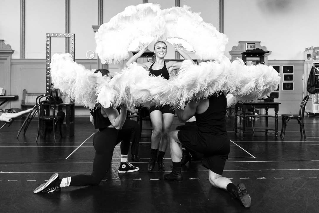 LSBO's tweet image. Have a look at these rehearsal shots Burlesque The Musical, which opens in the West End next week! Burlesque will run at the Savoy Theatre in London from 10 July to 6 September 2025, book tickets now 🎭

#london #theatre #westend #musical #burlesque #news #cast
