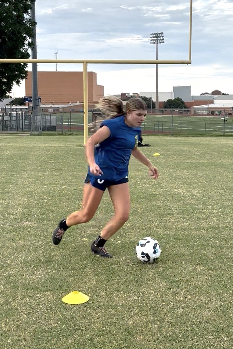 addyson_daley's tweet photo. Our team is on a practice break so I grabbed Dad &amp; put in work last night. We’ll be at it again this evening. Also, please check out the foundation we love &amp; support: https://t.co/GYXozsjLlU 

@SolarSoccerClub @ImYouthSoccer @ImCollegeSoccer #ClassOf2027 #midfield #kindness #LLKF https://t.co/UtfMWjQNa1