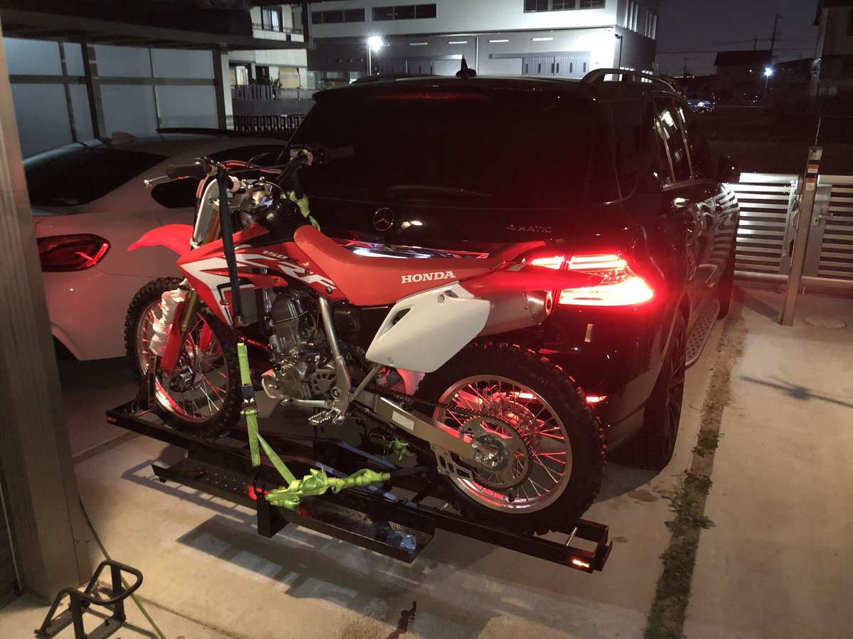 leopard_y33fb's tweet photo. @moonrid01190374 @yko_grom これ使ってました。
ヒッチメンバーは垂直荷重は300キロ。
キャリアは220キロまで。画像のCRF150Rは85キロなので、スペック的には問題ありません。
この仕様で130キロの車輌も頻繁に運んでいました。
キャリアもメンバーも問題ありません。
が、車輌取付部が変形してきたのでお勧めしません。 https://t.co/h2zUeh7xAq