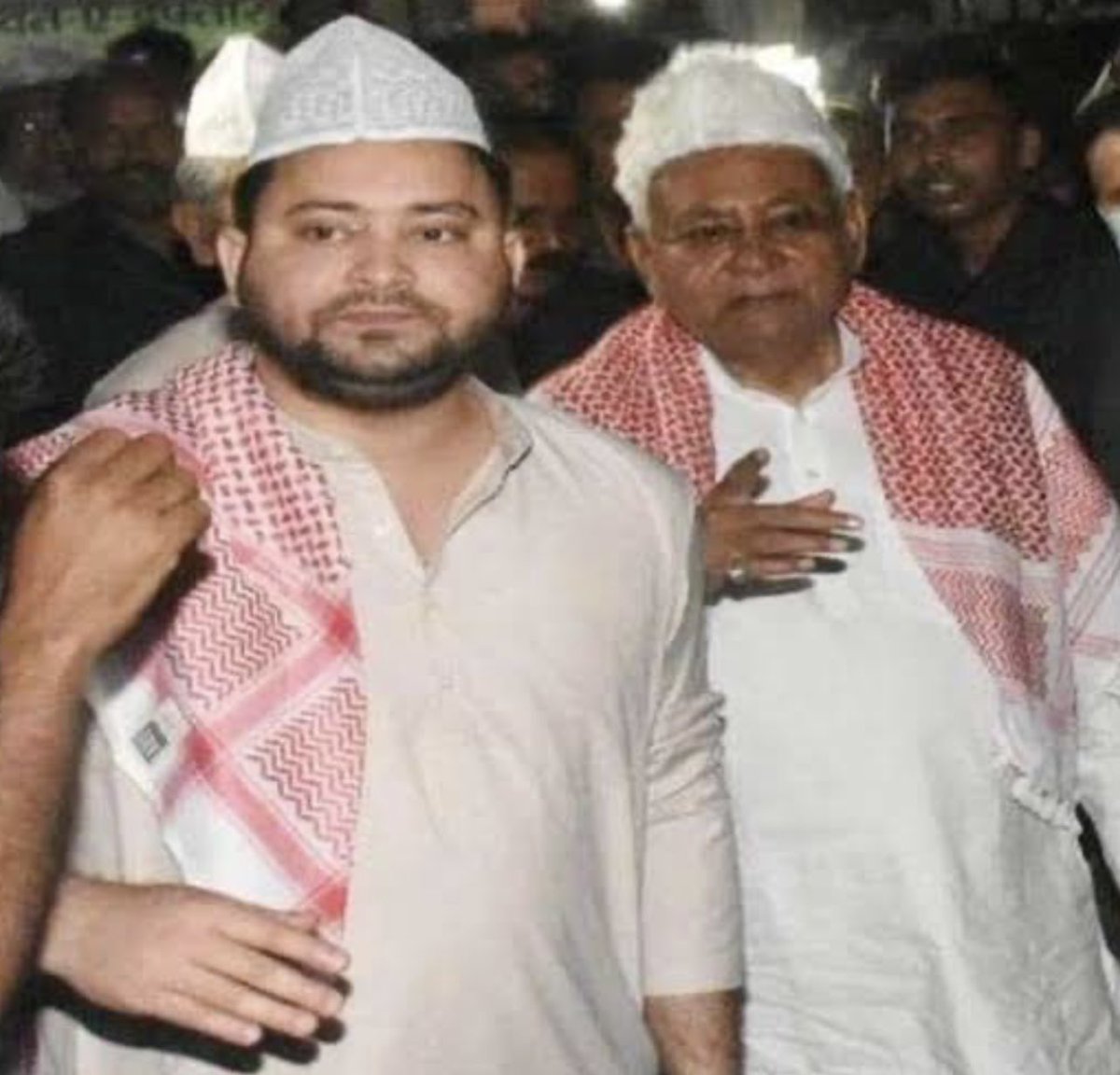 तेजस्वी यादव ने अल्पसंख्यक समुदाय के हितों की बात कर मुस्लिम वोट बैंक को साधने की रणनीति अपनाई।