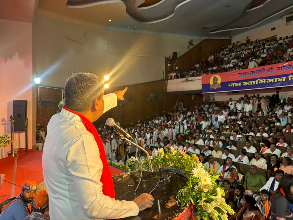 ErAshishSPatel's tweet photo. आज लखनऊ,चारबाग स्थित रविंद्रालय सभागार में सामाजिक न्याय, समरसता और जनकल्याण के अप्रतिम प्रतीक, किसानों, दलितों, अति-पिछड़ों, वंचितों एवं शोषितों की बुलंद आवाज, संघर्ष और सेवा की जीवंत प्रतिमूर्ति यशस्वी जननायक डॉ. सोनेलाल पटेल जी की 76वीं जयंती जनस्वाभिमान दिवस पर उन्हें सादर व भावपूर्ण श्रद्धांजलि अर्पित की।
आज का यह जनस्वाभिमान दिवस न केवल हमारे संगठन की शक्ति का प्रतीक है, बल्कि यह इस बात का भी जीवंत प्रमाण है कि डॉ. साहब के विचारों एवं आदर्शों में जनमानस की गहरी आस्था है। प्रदेश के कोने-कोने से पधारे पार्टी के समर्पित पदाधिकारियों, कर्मठ कार्यकर्ताओं और जनसामान्य की सहभागिता इस बात का प्रमाण है कि हमारा आंदोलन, हमारा संघर्ष अब एक जनचेतना बन चुका है। डॉ. सोनेलाल पटेल जी का संपूर्ण जीवन सामाजिक परिवर्तन, न्याय आधारित व्यवस्था और समानता के अधिकार के लिए समर्पित रहा।

मैं मंच से आप सभी को नमन करते हुए यह कहना चाहता हूँ कि हमारी पार्टी की जनकल्याणकारी नीतियाँ केवल एक विचार नहीं, बल्कि एक मिशन हैं; उस नए भारत के निर्माण का मिशन, जिसमें अंतिम पंक्ति में खड़ा व्यक्ति भी विकास की मुख्यधारा में हो। डॉ. साहब के विचार हमें दिशा देते हैं, और आपकी ऊर्जा उस विचार को गति देती है। आज हमें यह संकल्प लेना होगा कि हम न केवल संगठन को मज़बूत बनाएंगे, बल्कि इसकी विचारधारा और लक्ष्य को जन-जन तक पहुंचाएंगे। कोई भी परिस्थिति हो, चुनौतियाँ कितनी ही बड़ी क्यों न हों, हम पीछे हटने वाले नहीं हैं। यही सच्ची श्रद्धांजलि होगी डॉ0 साहब को, उनके त्याग एवं संघर्ष को I

🙏 कोटि-कोटि नमन।