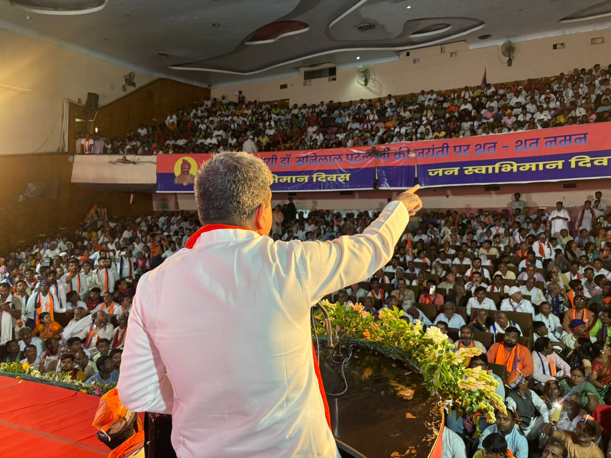 ErAshishSPatel's tweet photo. आज लखनऊ,चारबाग स्थित रविंद्रालय सभागार में सामाजिक न्याय, समरसता और जनकल्याण के अप्रतिम प्रतीक, किसानों, दलितों, अति-पिछड़ों, वंचितों एवं शोषितों की बुलंद आवाज, संघर्ष और सेवा की जीवंत प्रतिमूर्ति यशस्वी जननायक डॉ. सोनेलाल पटेल जी की 76वीं जयंती जनस्वाभिमान दिवस पर उन्हें सादर व भावपूर्ण श्रद्धांजलि अर्पित की।
आज का यह जनस्वाभिमान दिवस न केवल हमारे संगठन की शक्ति का प्रतीक है, बल्कि यह इस बात का भी जीवंत प्रमाण है कि डॉ. साहब के विचारों एवं आदर्शों में जनमानस की गहरी आस्था है। प्रदेश के कोने-कोने से पधारे पार्टी के समर्पित पदाधिकारियों, कर्मठ कार्यकर्ताओं और जनसामान्य की सहभागिता इस बात का प्रमाण है कि हमारा आंदोलन, हमारा संघर्ष अब एक जनचेतना बन चुका है। डॉ. सोनेलाल पटेल जी का संपूर्ण जीवन सामाजिक परिवर्तन, न्याय आधारित व्यवस्था और समानता के अधिकार के लिए समर्पित रहा।

मैं मंच से आप सभी को नमन करते हुए यह कहना चाहता हूँ कि हमारी पार्टी की जनकल्याणकारी नीतियाँ केवल एक विचार नहीं, बल्कि एक मिशन हैं; उस नए भारत के निर्माण का मिशन, जिसमें अंतिम पंक्ति में खड़ा व्यक्ति भी विकास की मुख्यधारा में हो। डॉ. साहब के विचार हमें दिशा देते हैं, और आपकी ऊर्जा उस विचार को गति देती है। आज हमें यह संकल्प लेना होगा कि हम न केवल संगठन को मज़बूत बनाएंगे, बल्कि इसकी विचारधारा और लक्ष्य को जन-जन तक पहुंचाएंगे। कोई भी परिस्थिति हो, चुनौतियाँ कितनी ही बड़ी क्यों न हों, हम पीछे हटने वाले नहीं हैं। यही सच्ची श्रद्धांजलि होगी डॉ0 साहब को, उनके त्याग एवं संघर्ष को I

🙏 कोटि-कोटि नमन।