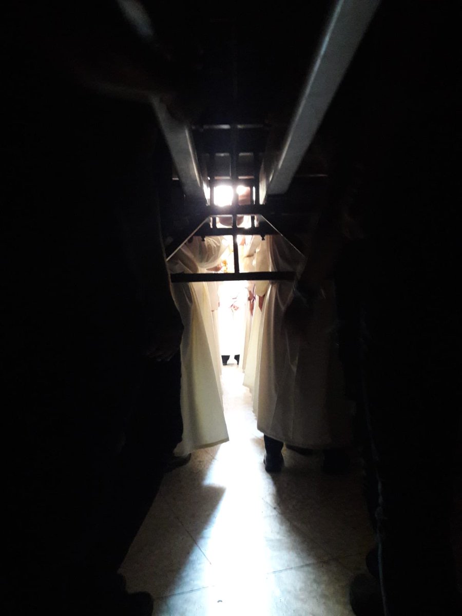 En la oscuridad, siempre brilla tu luz.