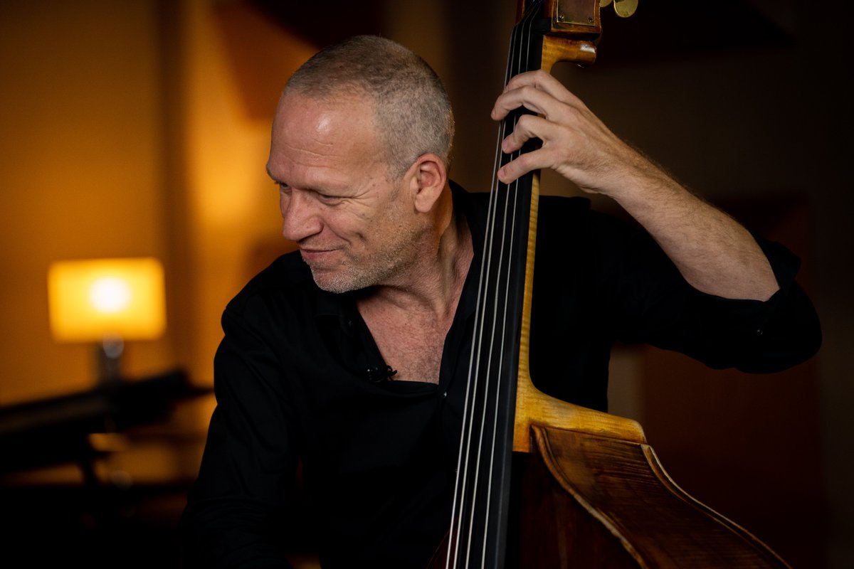 🤩 Great vibes on set for the recording of the Avishai Cohen Masterclass, which is out now at courses.discoverdoublebass.com/p/avishai-cohe…