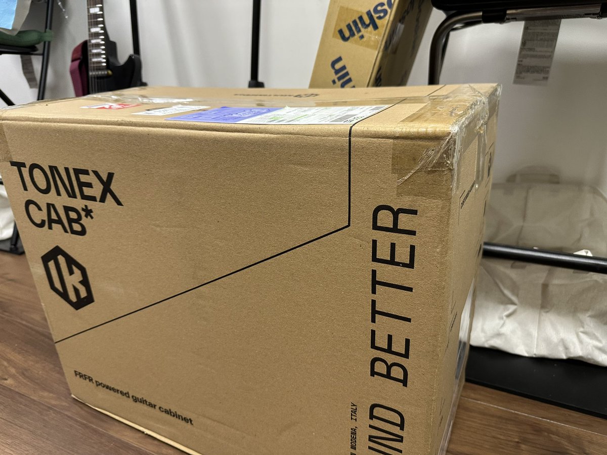emptyskytemple's tweet photo. あらためて、TONEX CABの話です。
まず最初に。
真空管アンプを4発キャビで鳴らした時の気持ちよさを求めてる人は回れ右。魔法はかかっていませんでした。
音の飛びかたはギターアンプっぽいです。軸に対してまっすぐ飛んでいきます。そのためティルト前提の運用になると思いますが(続
#TONEXCab https://t.co/od5PIvVqvn