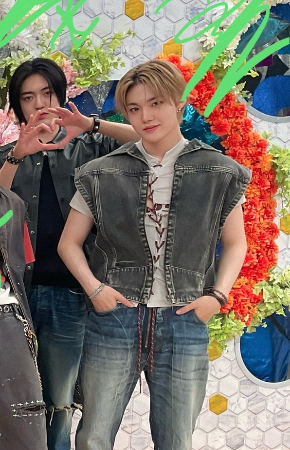 THIS LOOK... HE IS SOO DAMN FINE!!