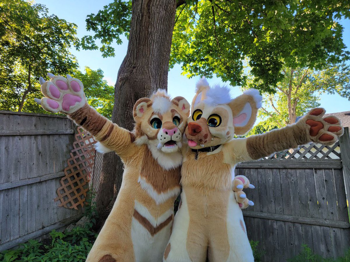 PrismPaws's tweet image. ANTHROCON IS IMMINENT!!
How to find me!!
Im not in the den this year! I’ll be running around in Kilo! Find me causing problems with my similarly-colored partner @Kitchiki :)
As always, I have bright pink hair, so I’ll be easy to spot out of suit too :) feel free to say hi!
