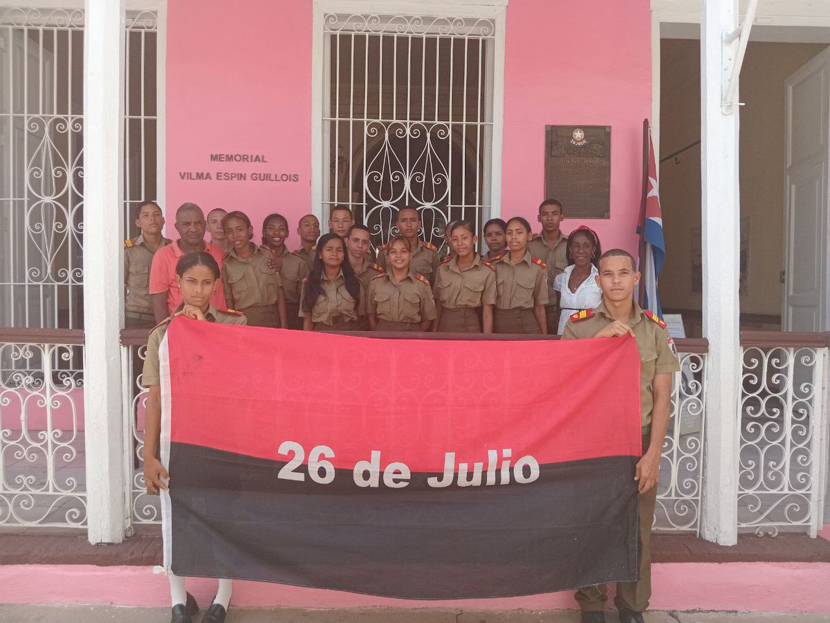 EjrcitoOrienta1's tweet photo. ‼️PATRIA‼️
Como parte de las actividades en homenaje a la gesta del Moncada, alumnos de la Escuela Militar Camilo Cienfuegos de Santiago de Cuba visitaron la Casa Natal de la Heroína Vilma Espín. Espacio propicio para profundizar en la historia y reafirmar valores.
#Cuba https://t.co/MDyFzThjAD