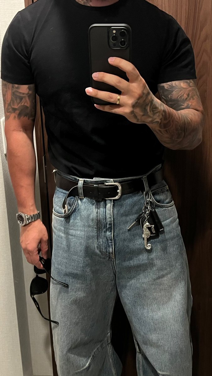 😎 : めっちゃ焼けた(완전 탔다)

벌개진거봐라 그나저나 히로 몸에 취향저격당해버림..이야 가슴 빵빵한거봐🤤👅💦