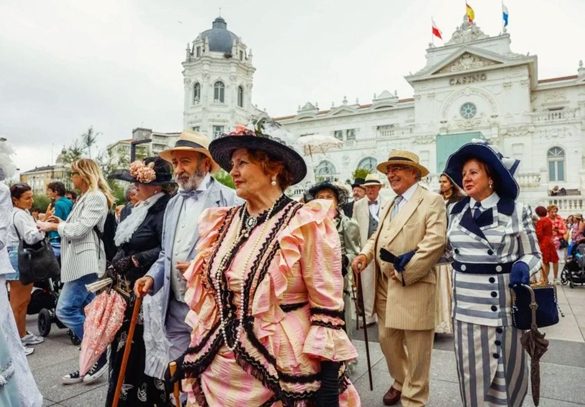 Como cada año el <a href="/CasinoSantander/">GranCasinoSardinero</a> se convierte en el mejor escenario para celebrar una de las grandes citas del verano en #Santander y recordar los veraneos reales en nuestros #bañosdeola. Estos próximos días te invitamos a pasear y disfrutar de un ambiente único y nostalgia.