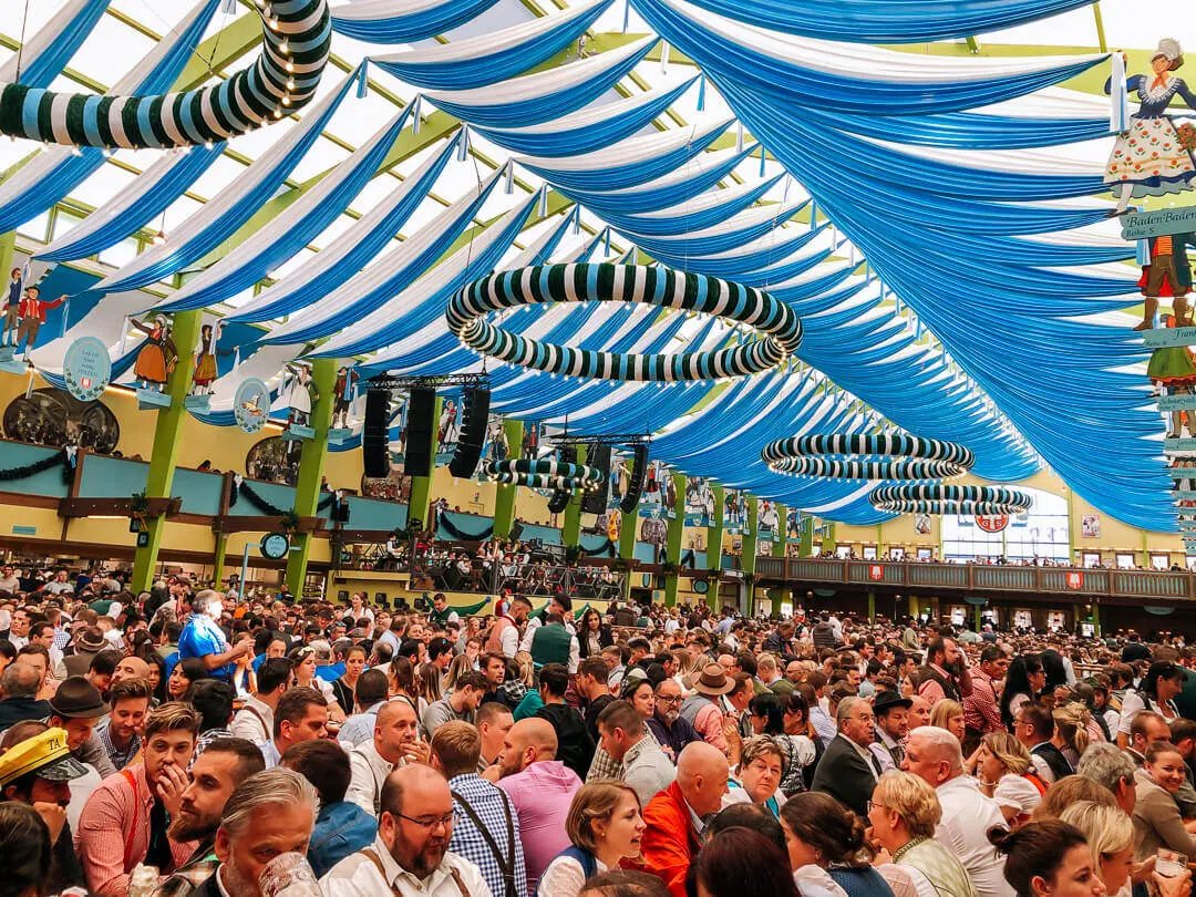 ProstCervejas's tweet photo. #Oktoberfest Muitos frequentadores reservam suas mesas com meses (ou até anos) de antecedência! Planejamento é tudo! 📅🍻 #DicaDeViagem https://t.co/VkyxGIuXdu