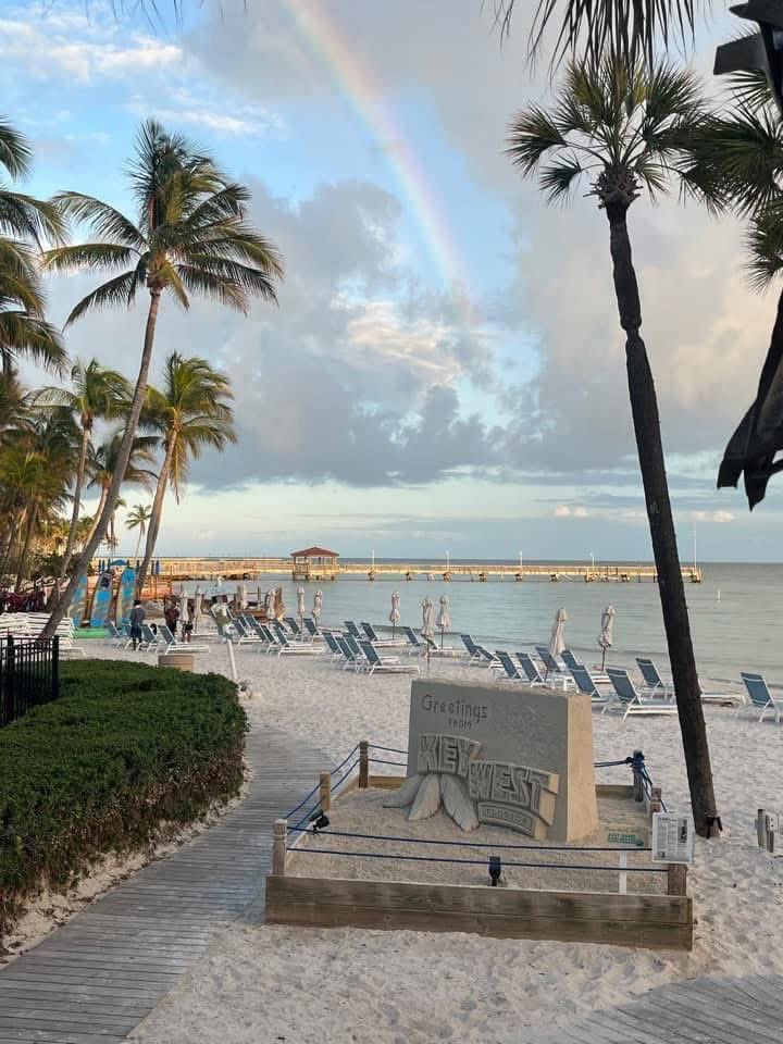 SabbyBentley's tweet image. Welcome July! A gorgeous rainbow over Key West, FL 🌈
Wishing everyone a month full of fresh beginnings and new opportunities. ✨☀️😊